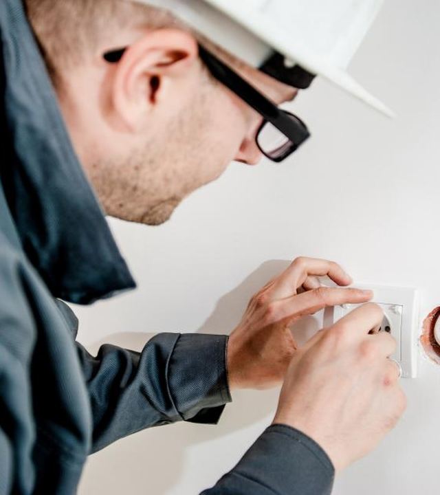 Électricien installant une prise