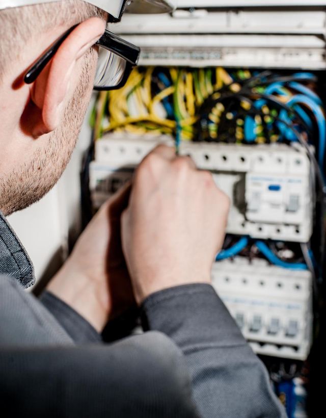 Électricien au travail sur un tableau électrique