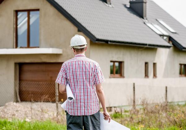 Artisan devant une maison