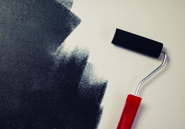 Rouleau de peinture sur un mur