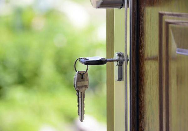 Clé dans une serrure de porte